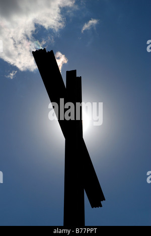 Reste des Warschauer Uprasing von 1944 gegen die Nazi-Besatzung. Metal cross Gedenk Tod von 200 Aufständische und Beamten. Stockfoto