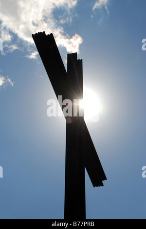 Reste des Warschauer Uprasing von 1944 gegen die Nazi-Besatzung. Metal cross Gedenk Tod von 200 Aufständische und Beamten. Stockfoto