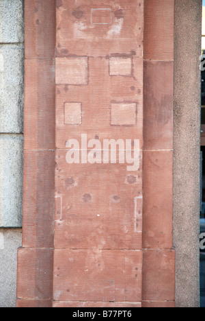 Reste des Warschauer Uprasing von 1944 gegen die Nazi-Besatzung. Gefüllte Kugeln Löcher in Spalte der PASTA-Gebäude an der Zielna Street. Stockfoto