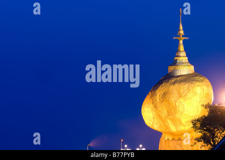Golden Rock eine der heiligsten buddhistischen Stupa Kyaiktiyo-Pagode von Myanmar Stockfoto