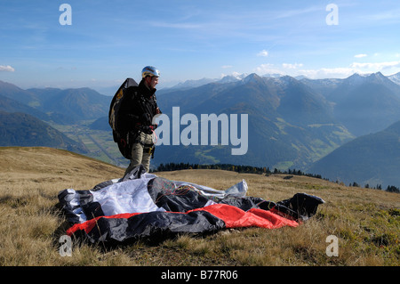 Gleitschirm, Vorbereitung für den Start, Monte Cavallo, Sterzing, Provinz von Bolzano-Bozen, Italien, Europa Stockfoto