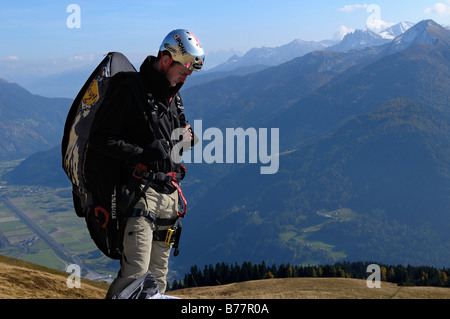 Gleitschirm geistig vorbereiten für den Start, Monte Cavallo, Sterzing, Provinz von Bolzano-Bozen, Italien, Europa Stockfoto