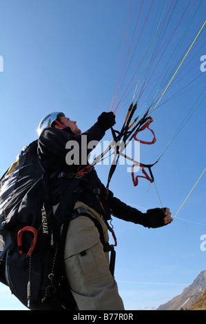 Gleitschirm, Vorbereitung für den Start, Monte Cavallo, Sterzing, Provinz von Bolzano-Bozen, Italien, Europa Stockfoto