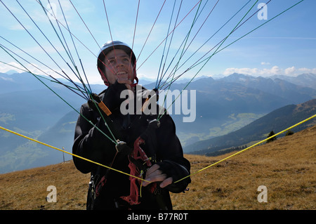 Gleitschirm-Vorbereitung für den Start, halten die Linien den Flügel im Flug, Monte Cavallo, Sterzing, Provinz Bozen-B Tests Stockfoto