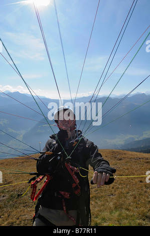 Gleitschirm-Vorbereitung für den Start, halten die Linien den Flügel im Flug, Monte Cavallo, Sterzing, Provinz Bozen-B Tests Stockfoto