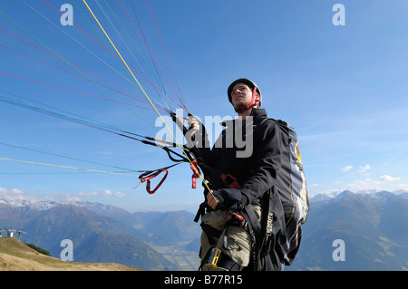 Gleitschirm, Vorbereitung für den Start, Monte Cavallo, Sterzing, Provinz von Bolzano-Bozen, Italien, Europa Stockfoto