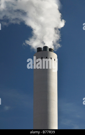 Fabrikschornsteinen spritzenden Rauch in den Himmel, Klimawandel, Umweltverschmutzung Stockfoto