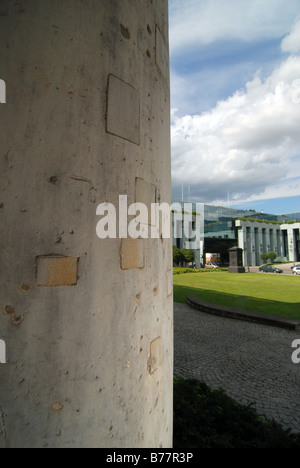 Reste des Warschauer Uprasing von 1944 gegen die Nazi-Besatzung. Gefüllte Kugeln Löcher in Spalte des Palastes der Republik. Stockfoto