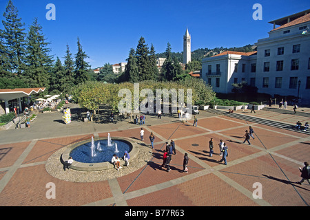 Studenten versammelten sich am Brunnen im Sproul Plaza an der University of California Berkeley California Stockfoto