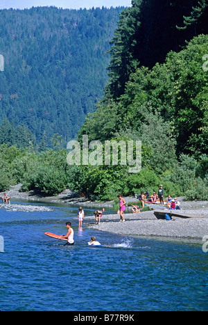 Menschen schwimmen in Smith River in Kalifornien Jedediah Smith Redwoods State Park Stockfoto