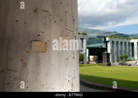 Reste des Warschauer Uprasing von 1944 gegen die Nazi-Besatzung. Gefüllte Kugeln Löcher in Spalte des Palastes der Republik. Stockfoto