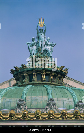 Appolo Statue mit Musik, links, und Poesie, rechts auf dem Dach des Opéra Garnier, Paris, Frankreich, Europa Stockfoto