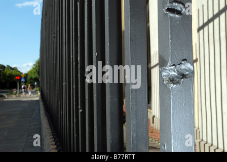 Reste des Warschauer Uprasing von 1944 gegen die Nazi-Besatzung. Einschusslöcher in Metallzaun auf Zakroczymska Straße. Stockfoto