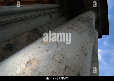 Reste des Warschauer Uprasing von 1944 gegen die Nazi-Besatzung. Gefüllte Kugeln Löcher in Spalte des Palastes der Republik. Stockfoto