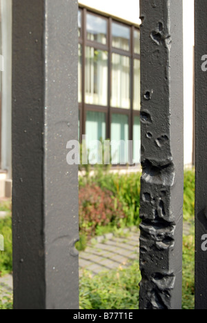 Reste des Warschauer Uprasing von 1944 gegen die Nazi-Besatzung. Einschusslöcher in Metallzaun auf Zakroczymska Straße. Stockfoto
