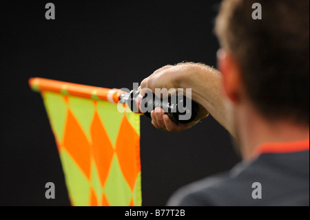 Flag, das angibt Abseitsstellung, Linienrichter, Schiedsrichterassistenten Stockfoto