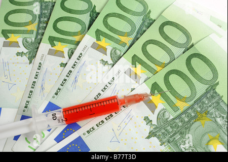 Über 100 Euro-Banknoten, symbolisch für eine Finanzspritze Spritze Stockfoto