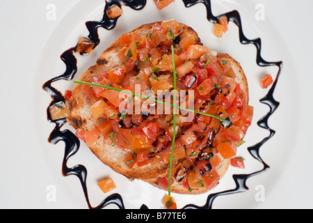 Italienische Bruschetta mit Tomaten-Stücke. Blick nach unten. Stockfoto