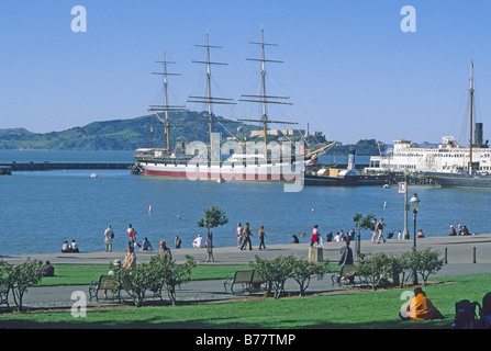 Menschen entspannen am Aquatic Park mit hohen Schiff William C. Thayer am Hyde Street Pier San Francisco Kalifornien Stockfoto