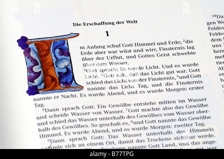 Erste Kapitel des alten Testaments, Genesis, einer Bibel Stockfoto