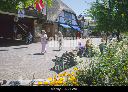 Touristen, die Innenstadt zu Fuß Solvang California Stockfoto