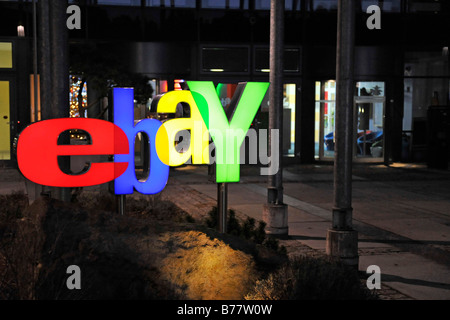 Ebay-Logo beleuchtet, nachts am Haupteingang der Deutschlandzentrale in Kleinmachnow bei Berlin, Deutschland, Europa Stockfoto