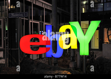 Ebay-Logo beleuchtet, nachts am Haupteingang der Deutschlandzentrale in Kleinmachnow bei Berlin, Deutschland, Europa Stockfoto