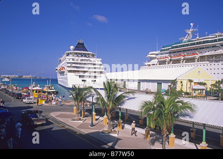Kreuzfahrtschiffe im Hafen von rufen Sie Nassau Bahamas Stockfoto