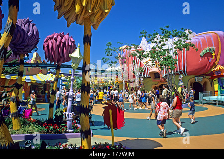Menschen bei Seuss Landing in Inseln von Abenteuer Orlando Florida Stockfoto