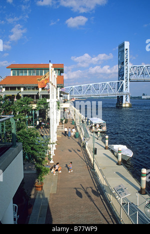 Passanten Jacksonville Landing am St. Johns River Jacksonville Florida Stockfoto