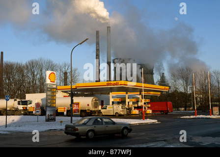 Shell-Tankstelle und Ölraffinerie, Deutschland. Stockfoto