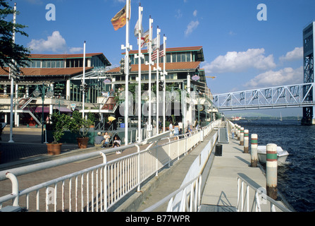 Passanten Jacksonville Landing am St. Johns River Jacksonville Florida Stockfoto