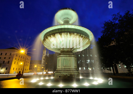 Brunnen am Geschwister-Scholl-Platz an der Universität, München, Bayern, Deutschland, Europa Stockfoto