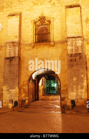 Arco del Archivo. Nachtansicht. Covarrubias. Provinz Burgos. Kastilien-León. Spanien. Stockfoto