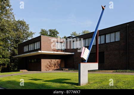 Haus Lange Museum, Villa des Architekten Mies van der Rohe, monumentale Skulptur einer Zahnbürste, Krefeld, Nordrhein-Westpha Stockfoto