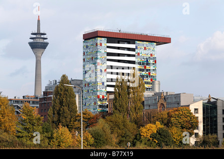 Modernes Bürogebäude Colorium Rheinturm Turm, Medienhafen, Düsseldorf Hafen, Nordrhein-Westfalen, Deutschland, Europa Stockfoto