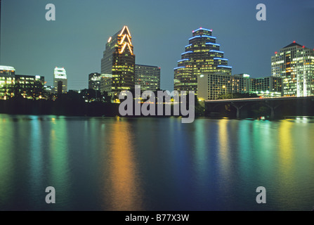 Nachtlichter Nachdenken über Colorado River Austin Texas Stockfoto