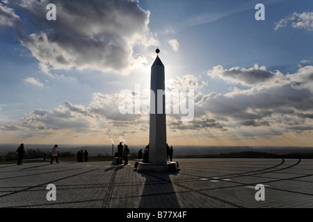 Sonnenuhr, Obelisk aus Edelstahl, Meilenstein in der Halde Müllhalde, Eröffnung Event, Herten, Recklinghausen, Ruhr Stockfoto