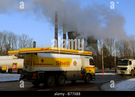 Shell Tankstelle und Tanker, Öl-Raffinerie, Deutschland. Stockfoto