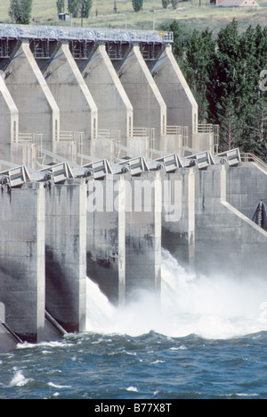 Die Dalles Staudamm Hochwasserentlastung am Columbia River-Washington Stockfoto