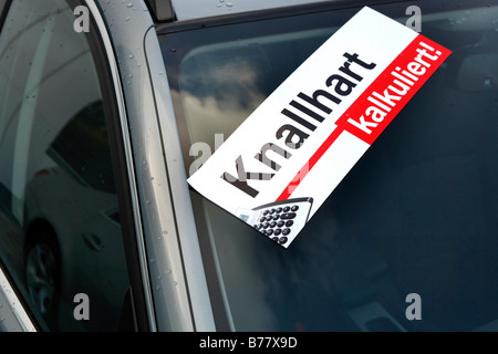 Aufkleber, Knallhart Kalkuliert, hart kalkulierten Rabatte auf ein Auto Stockfoto