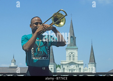 Freigegeben, afroamerikanischen Musiker spielt Posaune im französischen Viertel Jazz Festival New Orleans Louisiana Stockfoto