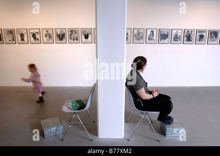 AUSSTELLUNG DER FOTOGRAFISCHEN ARBEITEN VON KÜNSTLER HANS MIT DEM TITEL 100 JAHRE IN DER ARNOLFINI KUNSTGALERIE IN BRISTOL UK Stockfoto