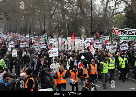 Demonstranten protestieren gegen die israelische Invasion des Gazastreifens Stockfoto