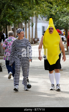 Gekleidet wie ein Sträfling und Banane Mann und Frau zu Fuß an Halloween in St. Augustine Florida USA Stockfoto