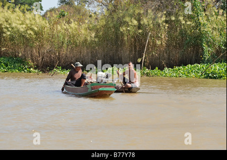 Thai Männer Angeln auf ihre Ruderboote in den Fluss Chao Phraya, Ayutthaya, Thailand. Stockfoto