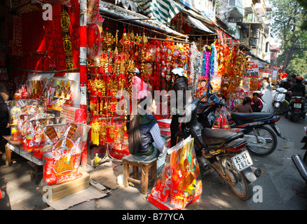 Kauf von Dekoration Sachen für Lunar New Year Stockfoto