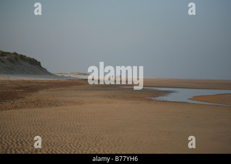 Fuß am Strand von Winter Stockfoto