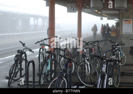 Fahrräder parken am Bahnhof in Winter, Leamington Spa, Großbritannien Stockfoto