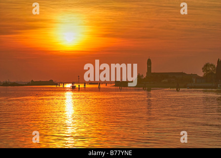 Kirche auf Mazzorbo im Sonnenuntergang, von Burano Insel Venedig Italien Stockfoto